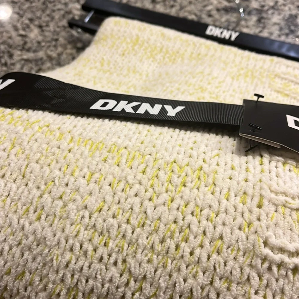 DKNY Harper Throw Blanket 50”x60” Apple Green new